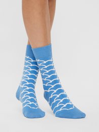 Blue socks with cloud pattern, suitable for walking. Made from sustainable materials.