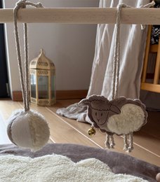 Får - pædagogisk babygym stativ i træ + interaktiv måtte
