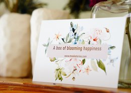 Una scatola di rosa della felicità in fiore