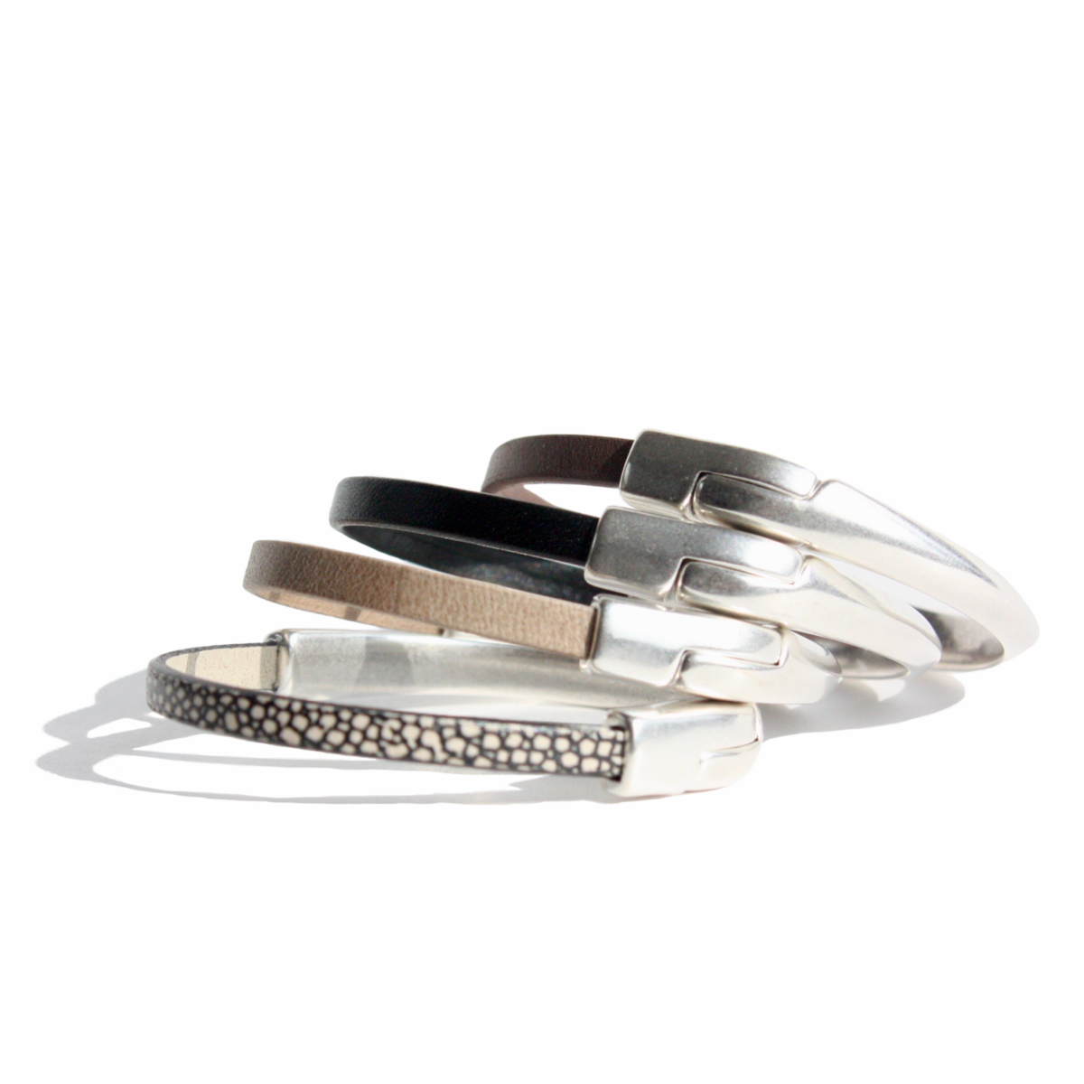 AMACAYACÚ (silver) leather bracelet with magnetic closure