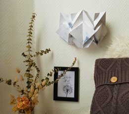 Papierowy kinkiet origami - wzór zimowy