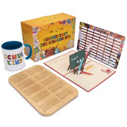 The product is a school enrollment gift set that includes a mug and a pop-up card. The mug features a colorful "School" design, and the pop-up card has a chalkboard-style design with various school-related elements. The set is suitable as a gift for a student starting school.