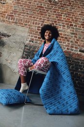 Quilted throw in organic cotton - Blue bird. Soft, cozy blue throw blanket with a patterned design, suitable for use as a decorative accent or for keeping warm.