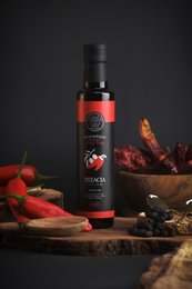 Olive oil flavored with fresh red pepper. Rich, peppery flavor with a vibrant red color. Ideal for cooking, dipping, and drizzling.