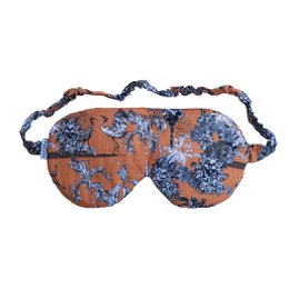 Heated eye mask with flamingo print, designed for sleep and relaxation. Features soft, comfortable fabric and adjustable strap.