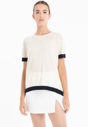  Cream-colored cashmere and navy blue women's round collar t-shirt with short sleeves.