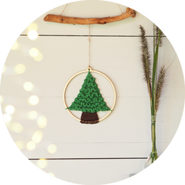 Consiglio per le vacanze di Natale! - Kit fai da te all'uncinetto Albero di Natale in palla di legno