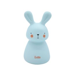 A battery-powered, blue rabbit-shaped night light with the name "Loïs" on it. It is designed for use in a child's room and can be recharged by induction.