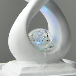Indendørs springvand - Amor Hvid - Moderne med farverigt LED-lys - Aftagelig Lovers Skulptur - Moderne boligindretning - Roterende bold