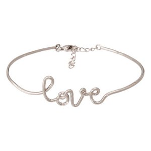 Draadarmband met zilveren letters en de boodschap 'Love'
