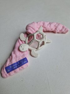 Schildkröten-Beißring weiß mit rosa Stoff
