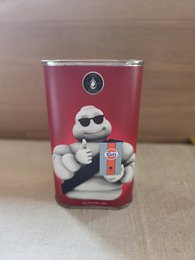  A red can with a cartoon character wearing sunglasses and holding a can of CanYou Gin Bubbleman 50cl 37.5°. The can has a metallic silver lid.