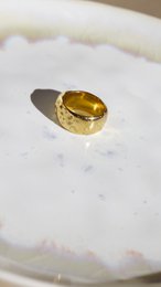 Fascia in lamina d'oro e anello di perle