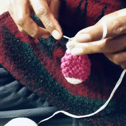 Luna-Leena porte-clés poisson - bijou de sac - fuchsia - coton biologique - crocheté à la main au Népal - cintre de sac