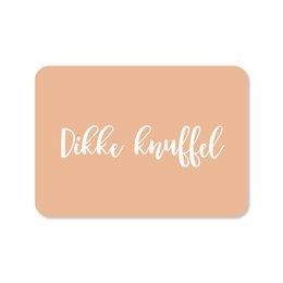  Soft, plush greeting card with handwritten text "Dikke knuffel" in white on a peach background.