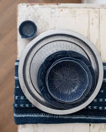  Round ceramic serving tray, blue and white, textured pattern, 48cm diameter, rustic style.