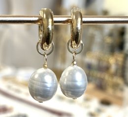  Gold baroque pearl earrings with teardrop-shaped pearls.