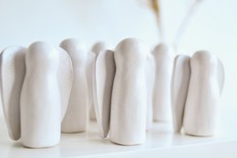 Angelo pieno di felicità realizzato in ceramica