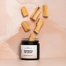 Palo Santo (Holy Wood) - Moments of Light (40 grams) - Highest quality wood - Recommended price €12,95. Incense sticks in a jar with a label.
