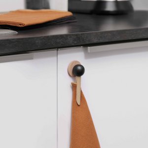 Sortiment mit 12 Holz-Magnetklammern zum Aufhängen von Geschirrtüchern - natur und schwarz