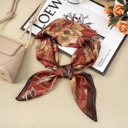  A square polyester scarf with a chic floral print in natural tones and a timeless satin softness. The scarf is available in two color variants: khaki and brown.