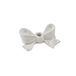  A white ceramic candle holder in the shape of a bow, measuring 18x9x7 cm.