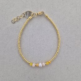  Gold beaded bracelet with pearl accents, delicate minimalist design, adjustable closure