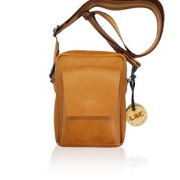  Bärn Messenger Bag, a medium-sized shoulder bag made of grainy vegetarian leather in black, tan, or deep forest colors. The bag features an adjustable strap for comfortable carrying.