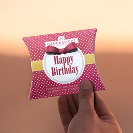 Luz de la suerte / En la caja de regalo con un lazo recortado 🎀 / Lunares / Feliz cumpleaños
