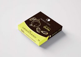  Blueberry & Almond Whole Milk Chocolate 90g - A rich, creamy chocolate bar made with whole milk, blueberries, and almonds. The chocolate has a smooth, velvety texture and a delightful blend of sweet and nutty flavors.