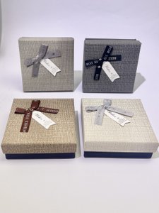 Elegante quadratische Geschenkbox mit Bandknoten