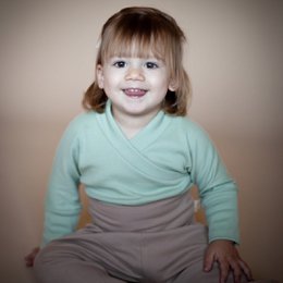  Soft, comfortable kids' kimono shirt in cotton fabric, available in various colors and sizes from 24 months to 4 years.