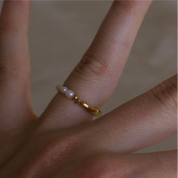 Hubert – Strukturierter Ring mit halber Perle und halb goldenem Band