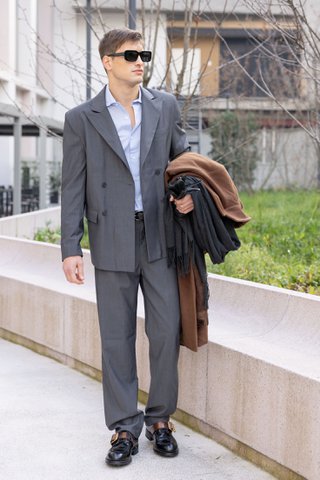 Zweireihiger Wollblazer in Grau, hergestellt in Italien
