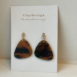 Spotted brown triangles