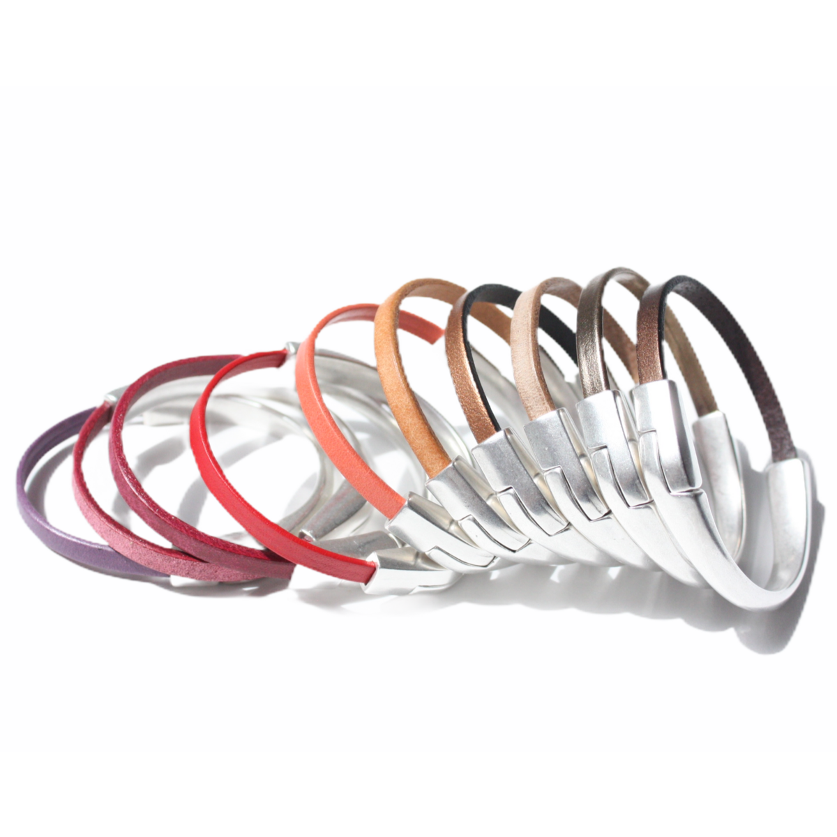 AMACAYACÚ (silver) leather bracelet with magnetic closure
