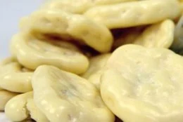 "White chocolate covered banana chips, organic, crispy dried fruit snacks, bulk 4kg"