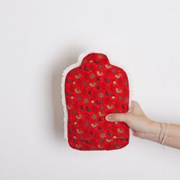 Red hot water bottle with Christmas pattern, 0.8L capacity, for kids.