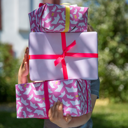 Pink indpakningspapir med papirbåde og striber - lyserødt indpakningspapir med papirbådmønster, ideelt til børns fødselsdag, dåb, fødsel.