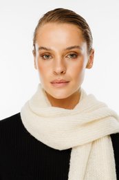  Ecru-colored basic knit scarf with a simple, minimalist design. Made of soft, high-quality material for a cozy and comfortable feel.