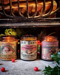 Vintage-style gingerbread Christmas candle with a warm, festive aroma. Made with vegan ingredients.