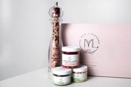 A gift set containing gourmet salt and freeze-dried pansies, presented in a decorative glass jar with a pink and white branded box.