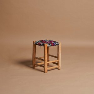Hawa Niedriger Hocker Mehrfarbig – Handgefertigter Akzenthocker aus Holz und Stoff