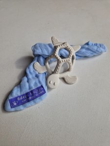 Schildkröten-Beißring weiß mit blauem Stoff