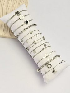 Set von 12 Variierten Silberarmbändern aus Varizen, die ausgestellt wurden