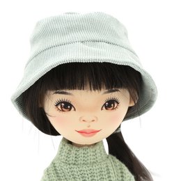 Weiches Spielzeug, süße Schwestern - Lilu in einem grünen Pullover + Bonuszubehör (35 cm)