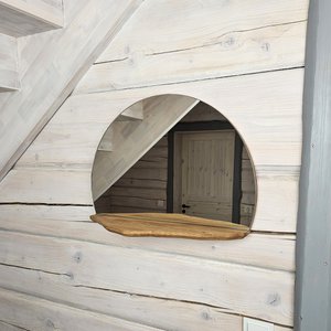 Handgemaakte wandspiegel met functionele, op de bergen geïnspireerde houten plank