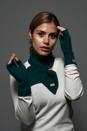 Emerald green, ribbed, fingerless cashmere gloves with a classic design.