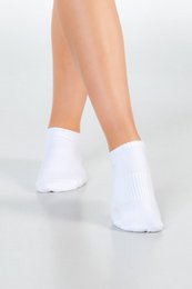 White comfort sneaker socks, available in sizes 35/38, 39/42, and 43/46.