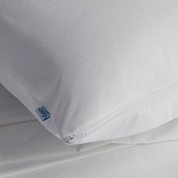  Waterproof pillow protector in white, available in 65 x 65 cm, 50 x 70 cm, and 40 x 60 cm sizes. Designed to protect pillows from spills, stains, and dust mites.